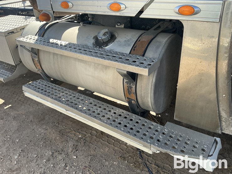 2017-freightliner-coronado-132-image-17