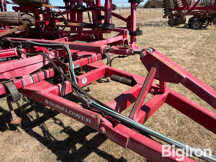 2012-sunflower-5055-field-cultivator-image-12