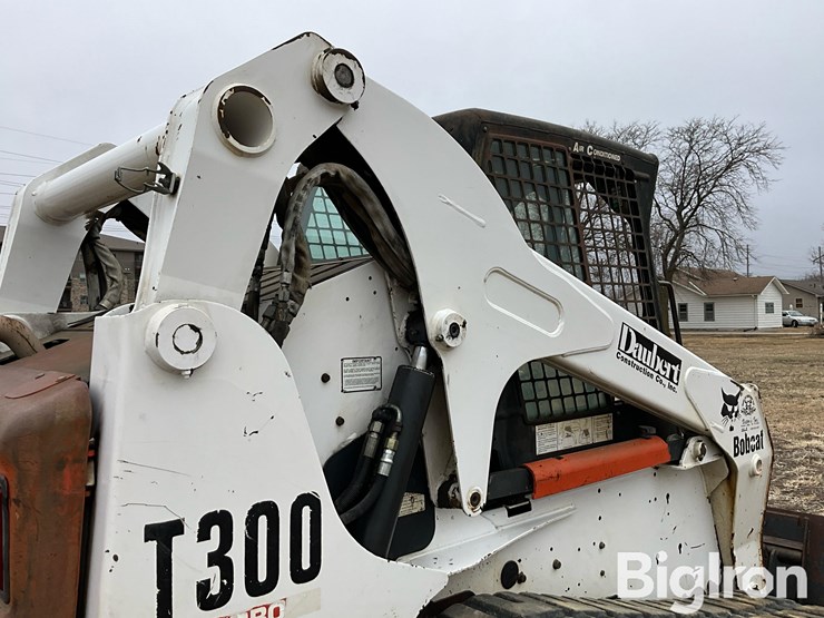 2004-bobcat-t300-image-18