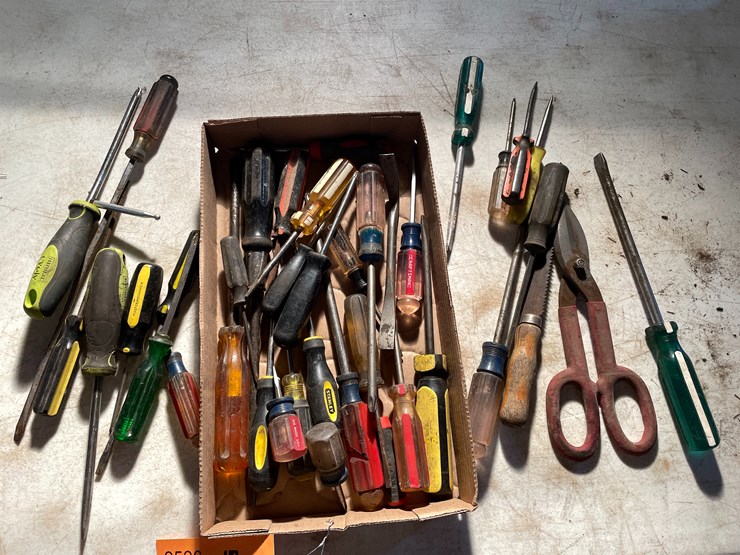 #2526-•-various-screwdrivers-image-1
