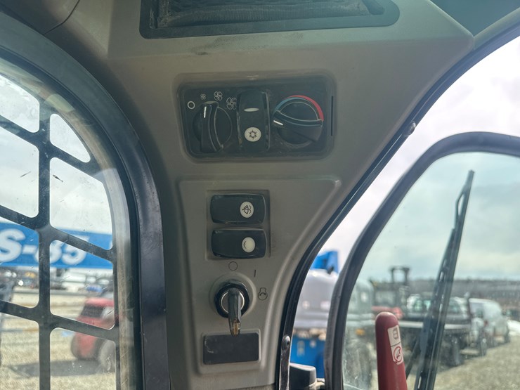 2017-caterpillar-239d-image-37