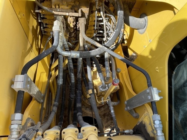 2013-komatsu-pc210-lc-10-image-37