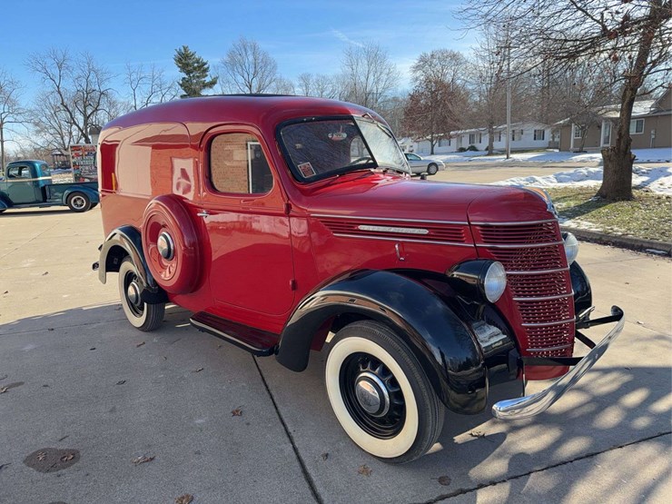 1937-international-d2-panel-truck-image-4