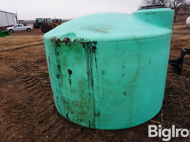 1550-gal-poly-water-tank-image-2
