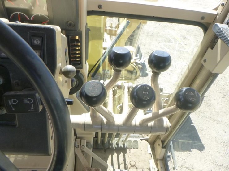 2005-caterpillar-143h-image-28