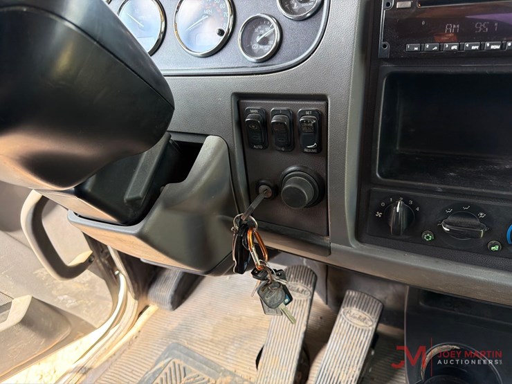 peterbiltpb337-service-truck-image-25