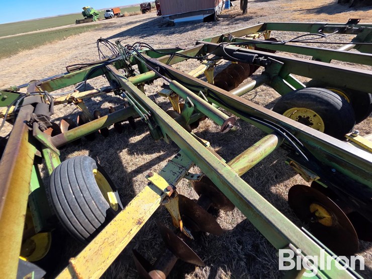 john-deere-330-image-11