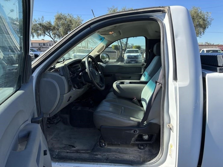 2011-chevrolet-2500-image-10