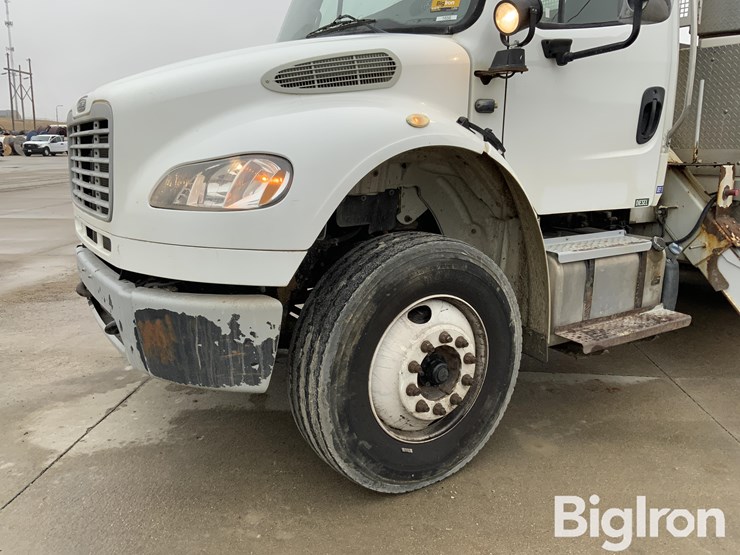 2015-freightliner-m2-106-image-20