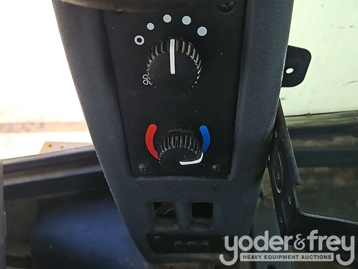 2017-deere-624k-image-27