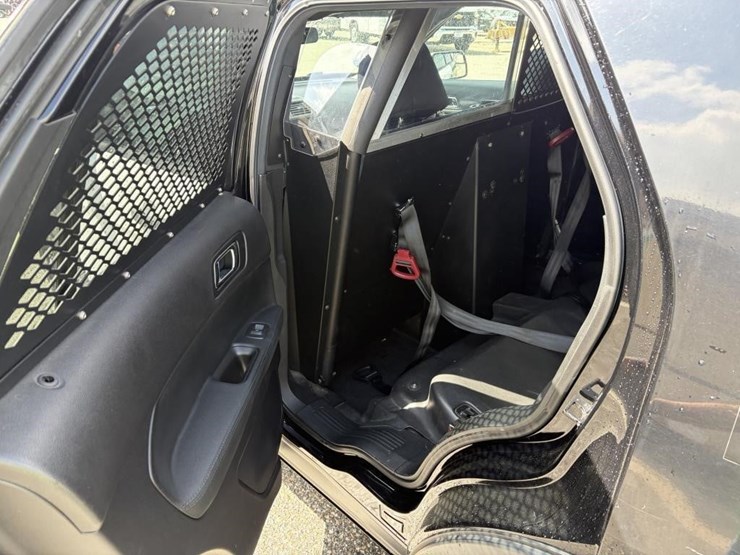 2017-ford-explorer-image-11