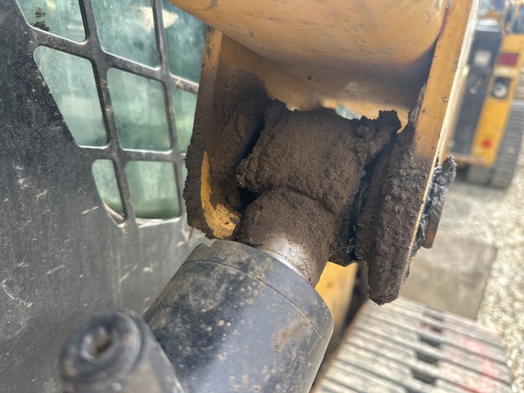 2019-caterpillar-259d3-image-15