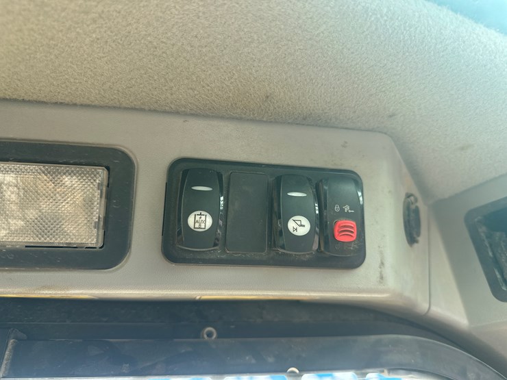 2017-caterpillar-239d-image-38