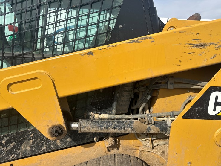 2017-caterpillar-239d-image-19