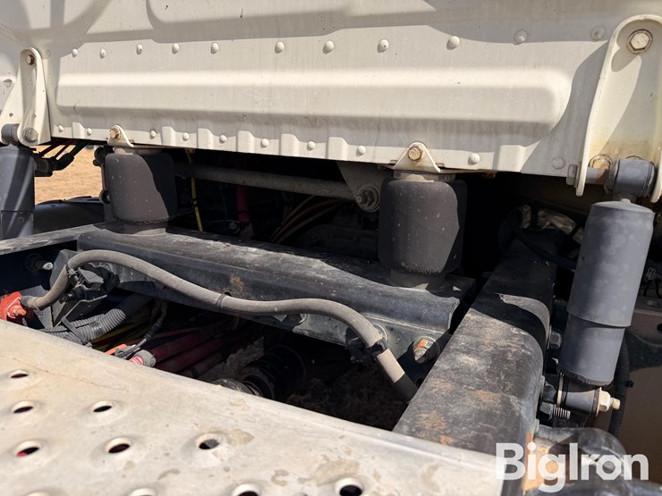 2015-freightliner-cascadia-125-image-16