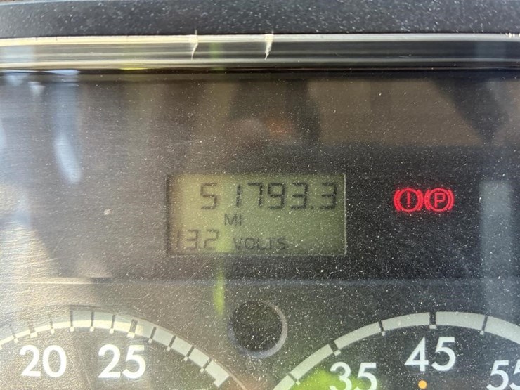 2003-freightliner-fl70-image-12