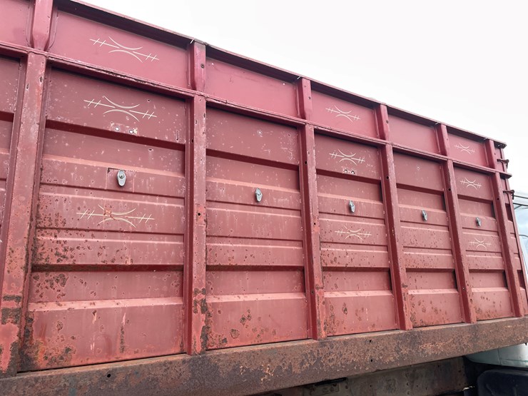 #113-•-1982-international-1754-single-axle-grain-truck-(has-wi-title)-image-22