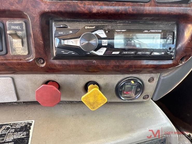 2001-mack-ch613-image-35