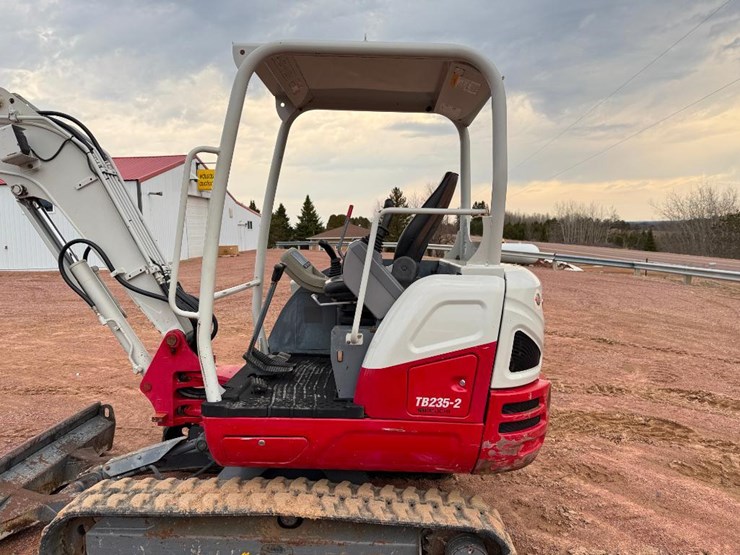 takeuchi-tb235-2-image-22