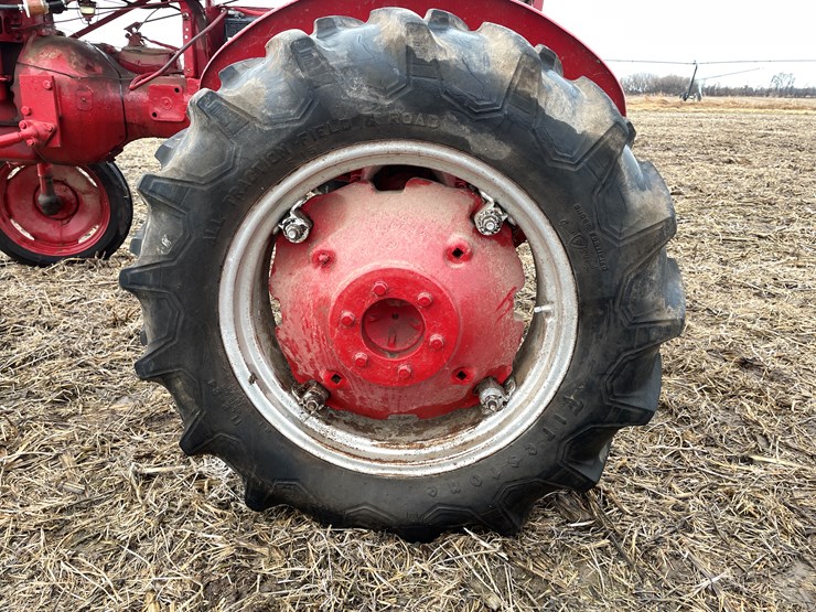 #108-•-mccormick-farmall-b-gas-tractor-image-29