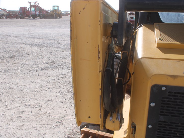 john-deere-325-image-19