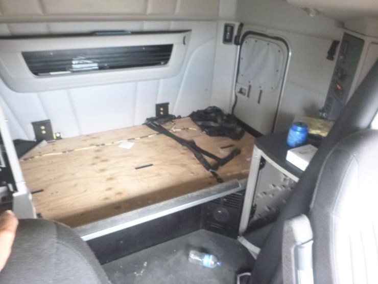 2024-peterbilt-579-image-13