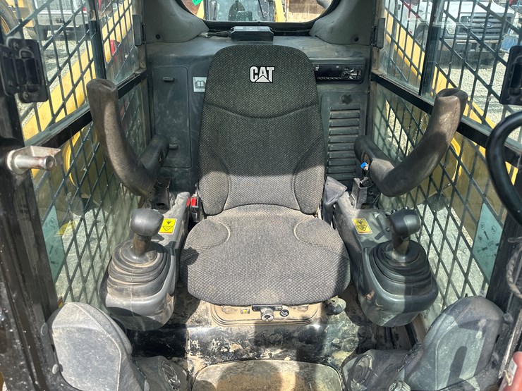 2017-caterpillar-239d-image-32