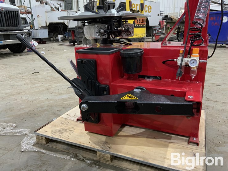 2025-massey-ferguson-730-image-16