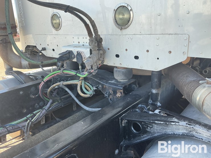 2017-freightliner-coronado-132-image-16