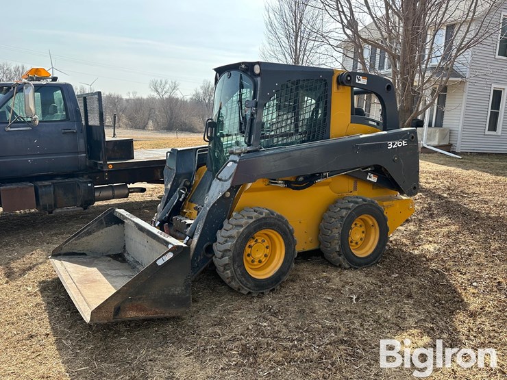 2015-deere-326e-image-4