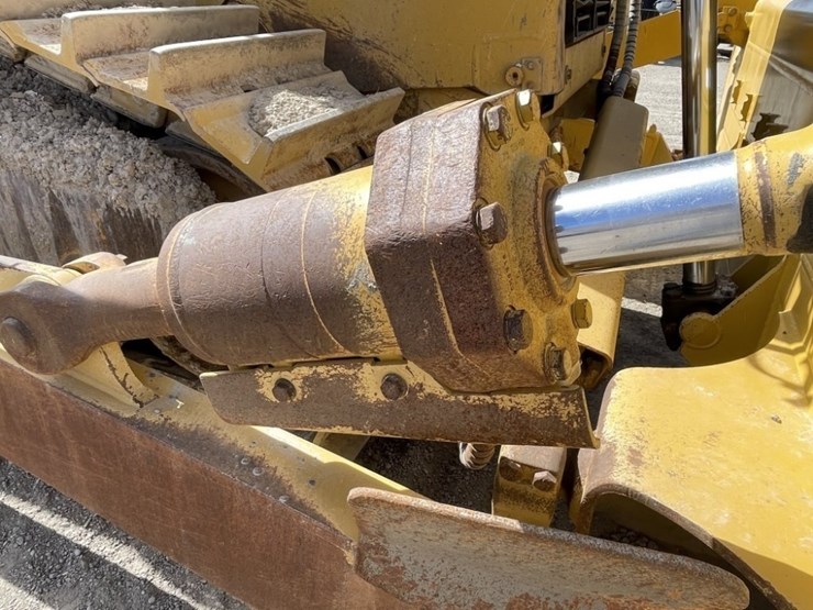 2015-caterpillar-d8t-image-23