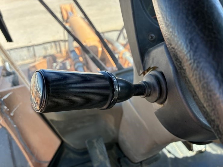 2009-case-721e-image-16