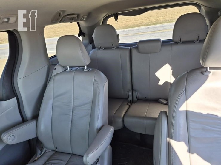 2011-toyota-sienna-image-11