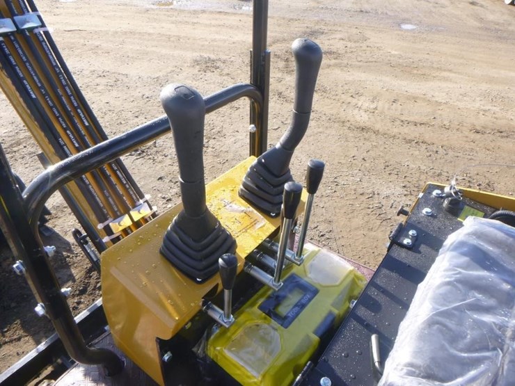 2025-agt-h12r-hydraulic-excavator-image-21