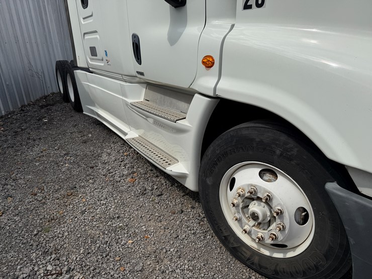 2018-freightliner-122sd-image-44