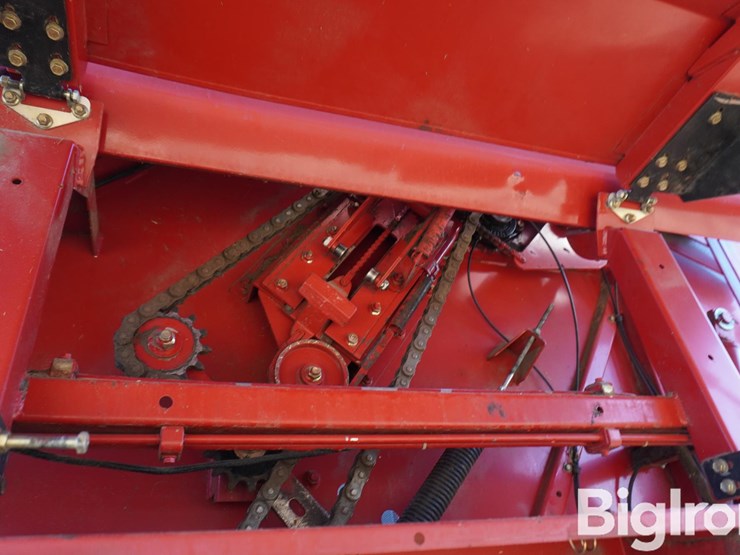 2004-new-holland-br780-image-15