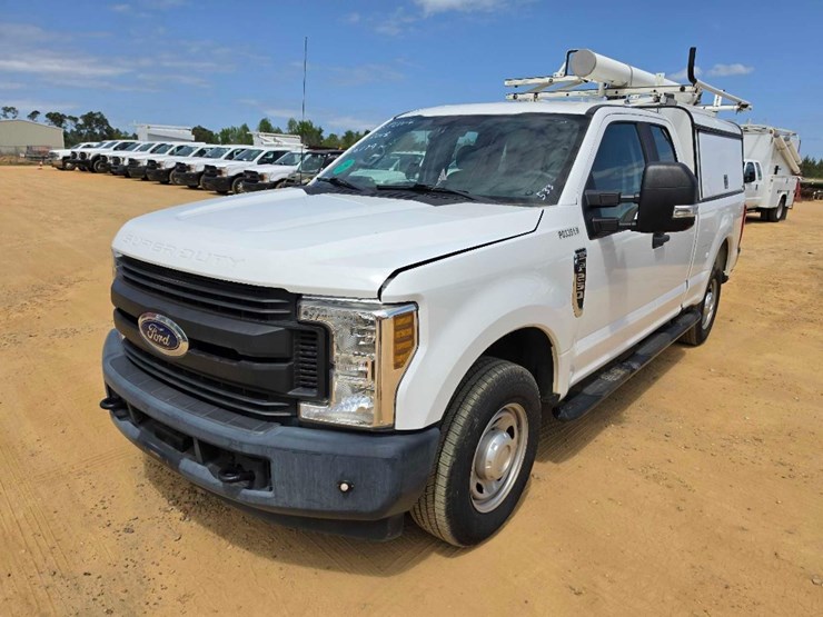 2018-ford-f250-xl-image-1