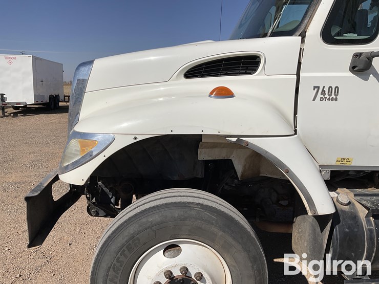 2005-international-7400-image-11