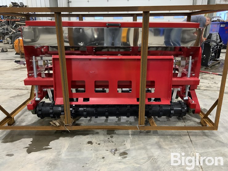 2025-massey-ferguson-730-image-6