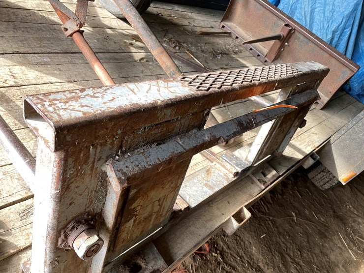 #2396-•-(4)-speared-bale-mover-image-5