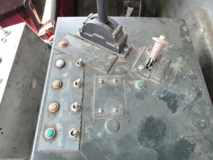 2001-freightliner-fl70-image-18