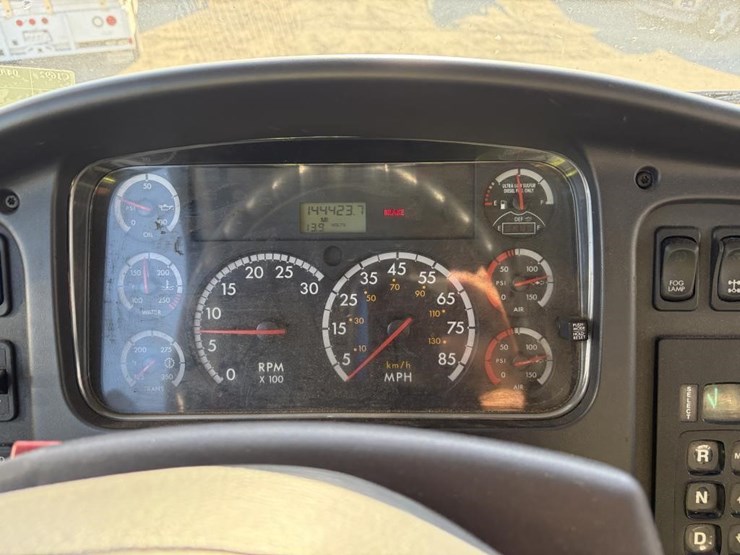 2014-freightliner-m2-106-image-16