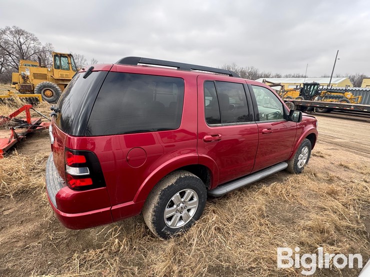 2010-ford-explorer-xlt-image-4