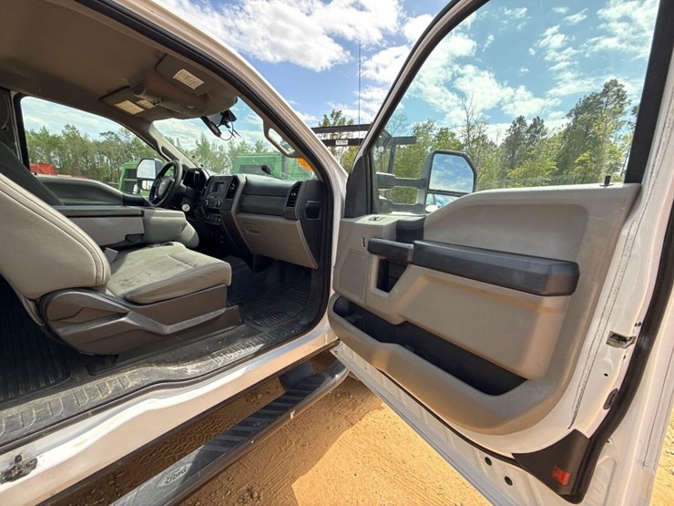 2017-ford-f550-xl-image-11