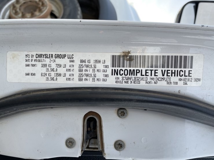 2014-ram-5500-crew-cab-4x4-flatbed-truck-image-24