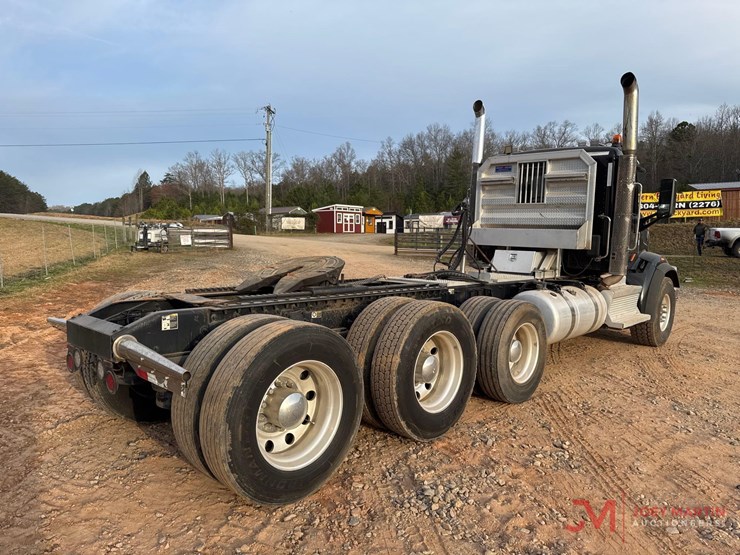 2019-peterbilt-567-image-2