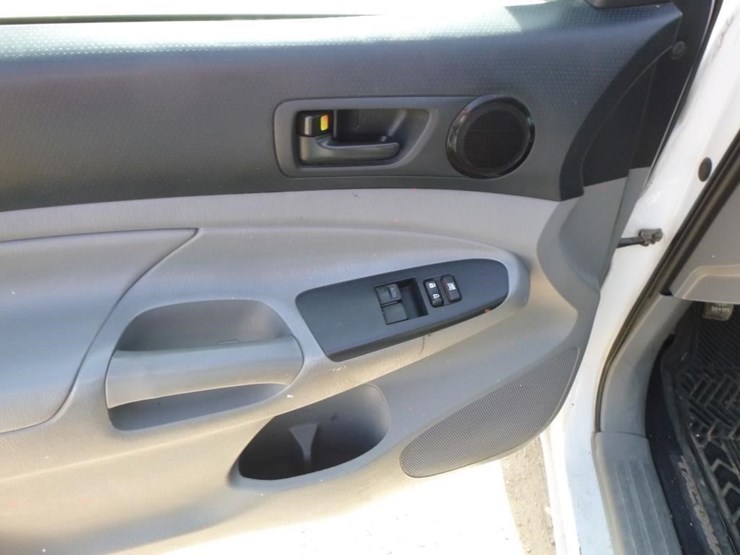 2013-toyota-tacoma-image-17