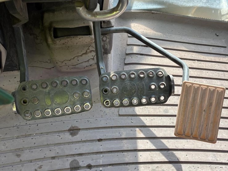 2004-john-deere-6420-image-23