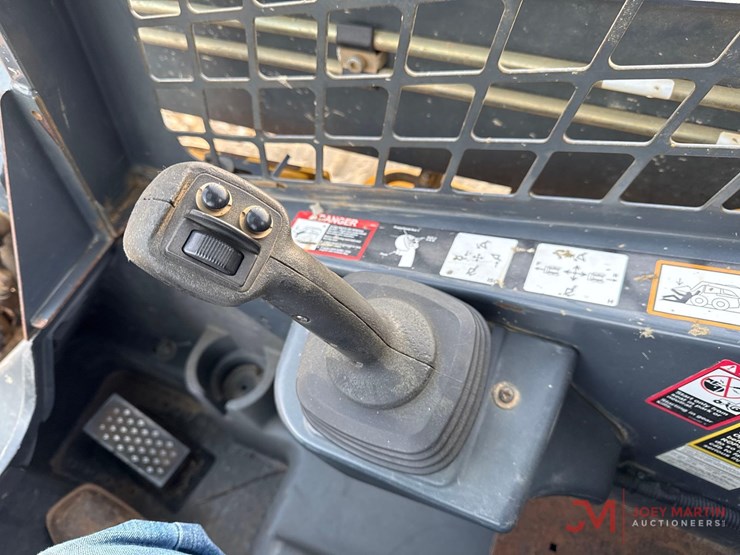 2014-deere-319d-image-14