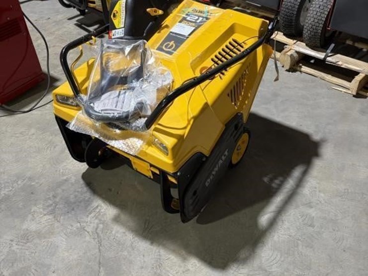 dewalt-21"-208cc-snow-plow-image-1